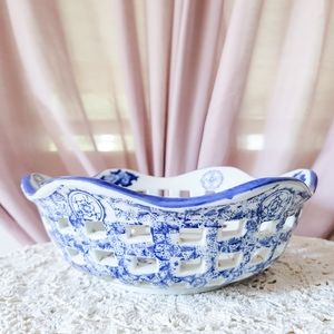 🪞 BLUE AND WHITE CHINOISERIE OPENWORK DECORATIVE BOWL